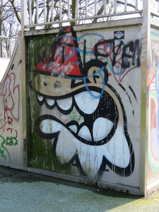 829335 Afbeelding van graffiti met een Utrechtse kabouter (KBTR), op de skatebaan bij de Koeriersterslaan in park ...